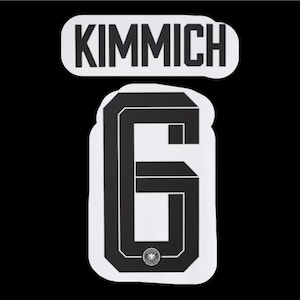 Puede incluir: Gráfico en blanco y negro con el nombre "KIMMICH" sobre el número "6". El número está delineado y tiene un pequeño emblema. El fondo es negro.