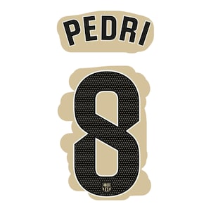 Könnte beinhalten: Eine schwarze und goldene Sporttrikotnummer 8 mit dem Namen "PEDRI" darüber. Die Nummer 8 hat eine gepunktete Textur und ein kleines Emblem unten. Der Name und die Nummer befinden sich auf weißem Hintergrund.
