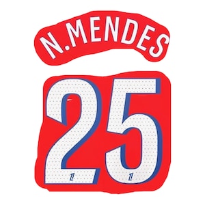 Puede incluir: Un parche rojo con el nombre "N. MENDES" en blanco, arqueado en la parte superior. Debajo, un parche rojo más grande muestra el número "25" en blanco con contornos azules y un patrón punteado.