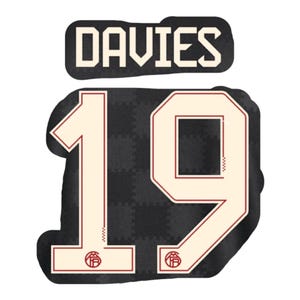 Puede incluir: Parche en blanco y negro con el nombre "DAVIES" en la parte superior y el número "19" debajo. El número es crema con un contorno rojo, sobre un fondo gris oscuro con patrón de cuadros.