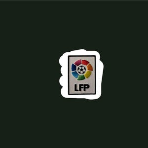 Puede incluir: Un parche rectangular con el logo de la LFP, un emblema colorido con un balón de fútbol en el centro, rodeado por un diseño de arcoíris. Las letras "LFP" están impresas en blanco debajo.