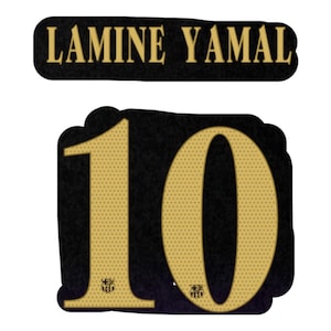 Pode incluir: Uma etiqueta retangular preta com o texto LAMINE YAMAL em dourado, combinada com um emblema quadrado preto com o número 10 grande em dourado. O número 10 tem uma textura pontilhada e um pequeno emblema dourado na base de cada dígito.