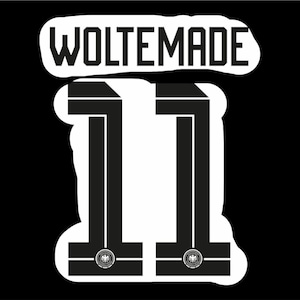 Puede incluir: Diseño gráfico en blanco y negro con la palabra "WOLTEMADE" encima del número "11". El número tiene un contorno negro con relleno blanco y un pequeño emblema en la parte inferior. El fondo es negro liso.