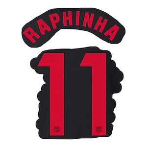 Peut inclure: Numéro de maillot de football noir et rouge avec le nom "Raphinha" au-dessus.