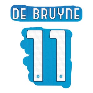 Könnte beinhalten: Blau-weiße Grafik mit dem Namen "DE BRUYNE" über der Nummer "11". Die Nummer ist weiß mit blauem Umriss und kleinem Logo unten. Der Hintergrund hat ein strukturiertes Muster.