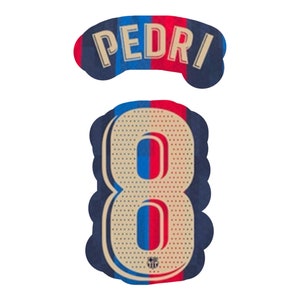 Pode incluir: Um número 8 azul, vermelho e dourado com um contorno branco e um pequeno logotipo. O número está sobre um fundo branco. O texto "PEDRI" está acima do número.