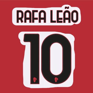 Può includere: Sfondo rosso con il nome "RAFA LEÃO" in nero sopra il numero "10". Il numero è nero con un bordo bianco. L'immagine è probabilmente a tema sportivo.