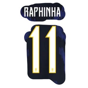 以下が含まれることがあります： 白文字で「RAPHINHA」と書かれた紺色のパッチと、金色の縁取りのある白文字で「11」と書かれた紺色のパッチ。 パッチはテクスチャード加工が施されています。