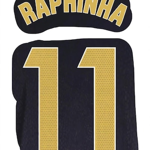 Könnte beinhalten: Ein dunkelblaues Sporttrikot-Rückenteil mit dem Namen RAPHINHA in goldener Schrift über der Nummer 11. Die Nummer 11 ist in einem goldenen, perforierten Muster mit weißer Umrandung gestaltet und enthält ein kleines FC Barcelona-Wappen am Fuß.