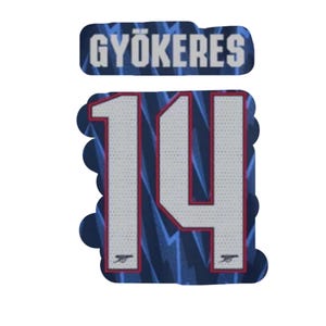 Może przedstawiać: Niebiesko-czerwona naszywka na koszulkę piłkarską z napisem "GYÖKERES" nad numerem "14". Numer jest biały z czerwonym obrysem, a koszulka ma niebieski wzór błyskawicy.
