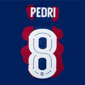 Puede incluir: Una camiseta de fútbol blanca con una franja roja y azul a los lados. El número 8 está en la parte posterior de la camiseta en blanco con un contorno blanco. El nombre "PEDRI" está por encima del número en blanco con un contorno blanco.