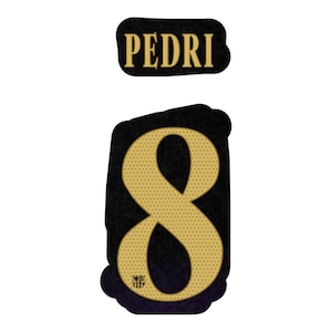 Puede incluir: Un adhesivo para camiseta deportiva en negro y dorado que muestra el nombre PEDRI en letras mayúsculas doradas sobre un gran número 8 dorado. El número 8 tiene una textura punteada e incluye un pequeño escudo del FC Barcelona abajo.