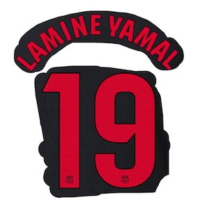 Pode incluir: Patch preto e vermelho com o nome "LAMINE YAMAL" em texto vermelho arqueado acima do número "19". O número está em negrito, vermelho sobre fundo preto. Inclui dois pequenos logotipos da equipa.