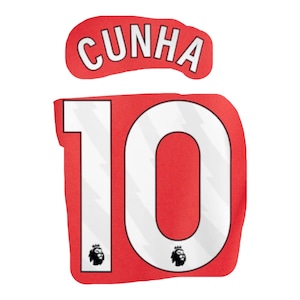 Könnte beinhalten: Eine rot-weiße Sporttrikotnummer 10 mit dem Namen "CUNHA" darüber. Die Nummer 10 ist weiß mit roter Umrandung, und der Name ist weiß, über der Nummer gebogen. Das Premier League-Logo befindet sich am unteren Rand der Nummer.