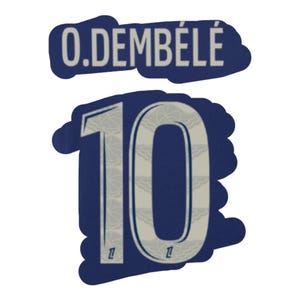 Peut inclure: Un écusson bleu marine avec le nom "O. DEMBÉLÉ" en blanc, au-dessus du numéro "10" en blanc. Le numéro a un motif à l'intérieur. L'écusson a une bordure bleu foncé.