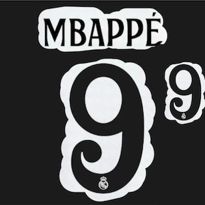 Peut inclure: Lettres et chiffres thermocollants blancs et noirs pour un maillot. Les lettres épellent "MBAPPE" et les chiffres sont "9".