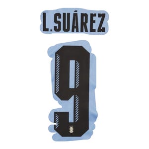 Pode incluir: Um número 9 preto e o nome "L. SUÁREZ" em texto preto em um patch azul claro. O número 9 tem linhas diagonais brancas nas bordas. O patch tem um fundo azul claro.