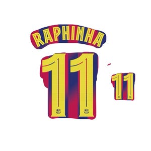 Può includere: Un design grafico con il nome "RAPHINHA" in lettere gialle su uno striscione arcuato rosso e blu. Sotto, un grande numero "11" in giallo, con strisce rosse e blu, e una versione più piccola di "11".