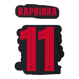 Può includere: Toppa numero di maglia da calcio rosso e nero con il nome "Raphinha" sopra il numero "11".
