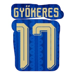 Op de afbeelding: Een blauw en goud grafisch ontwerp met de naam "GYÖKERES" boven het nummer "17". Het ontwerp heeft een gestructureerd patroon en een witte achtergrond.