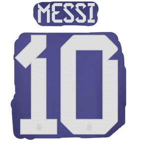 Puede incluir: Un número "10" blanco sobre un fondo azul con la palabra "MESSI" encima.
