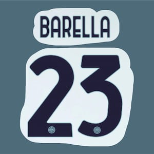 Pode incluir: Adesivo branco com o nome "BARELLA" em preto, acima de um adesivo maior com o número "23" em preto. Os adesivos têm um fundo azul-acinzentado.
