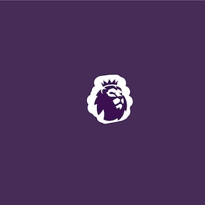 Puede incluir: Logotipo blanco y morado de una cabeza de león coronada, sobre un fondo morado liso. La cabeza del león, con su melena detallada y corona, es el elemento central.