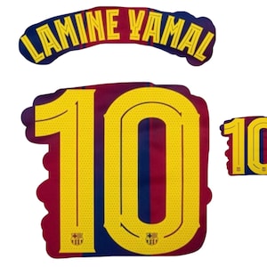 Peut inclure: Ensemble de patchs thermocollants avec le nom "LAMINE YAMAL" en lettres jaunes sur fond bleu et rouge arqué. Comprend le numéro "10" en grand et un "10" plus petit en jaune, avec un fond rayé rouge et bleu.