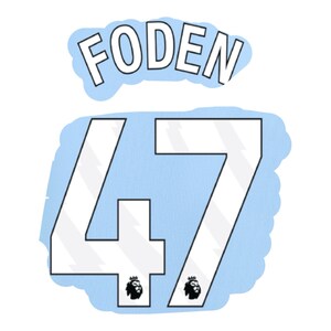 Peut inclure: Graphique bleu clair avec le nom "FODEN" au-dessus du numéro "47" en blanc. Le numéro a un fond bleu clair et comprend deux logos noirs. Ce design est probablement pour un fan de sport.