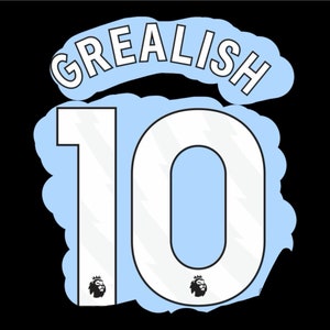以下が含まれることがあります： ライトブルーとホワイトのサッカーユニフォームで、背中に番号10と「Grealish」の名前がプリントされています。ユニフォームの左側にマンチェスターシティの紋章があります。
