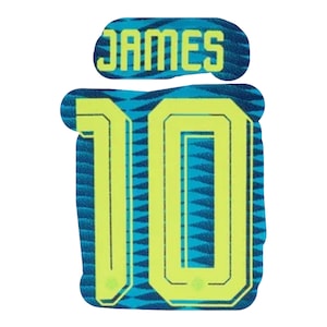 Puede incluir: Parche con número y nombre de camiseta deportiva azul y amarilla. El número "10" es de color amarillo brillante, delineado en negro, y el nombre "JAMES" está encima en amarillo. El fondo tiene un patrón geométrico azul.