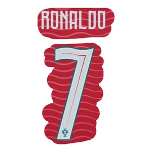 Peut inclure: Écusson rouge et blanc avec le nom "RONALDO" au-dessus du chiffre "7". Le chiffre est blanc avec un contour bleu clair et un petit emblème en bas. Le fond est rouge avec un motif ondulé.