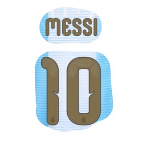 Puede incluir: Un parche de tela a rayas azul claro y blanco con el nombre MESSI en letras marrones sobre el número 10 en grandes cifras marrones. El diseño incluye un sutil patrón de líneas horizontales sobre el fondo azul claro y blanco.