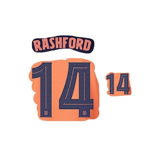 Può includere: Grafica arancione e blu navy con il nome "RASHFORD" sopra il numero "14". Il numero "14" è ripetuto in formato più piccolo. Il design ha un'estetica retrò e sportiva.