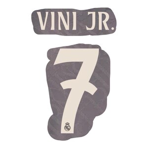 Peut inclure: Un maillot gris et blanc avec le numéro 7 et le texte "VINI JR.".