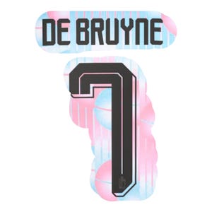 Puede incluir: Gráficos de camiseta deportiva con el nombre "DE BRUYNE" en negro sobre el número "7" negro. Los gráficos tienen un fondo de acuarela rosa y azul.