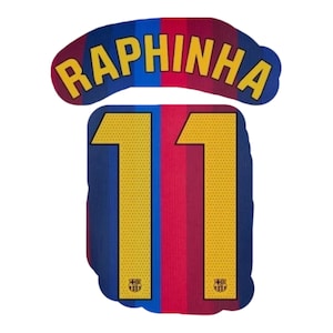 Könnte beinhalten: Eine Sporttrikot-Grafik mit dem Namen RAPHINHA in gelben Buchstaben über der Nummer 11 in Gelb mit gepunkteter Textur. Der Hintergrund besteht aus vertikalen blauen und roten Streifen mit einem kleinen Teamwappen an der Basis der Ziffern.