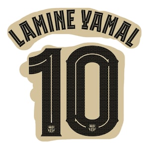 Può includere: Grafica beige e nera con il nome "LAMINE YAMAL" arcuato sopra il numero "10". Il numero ha una trama a puntini e lo stemma del FC Barcelona in alto e in basso. Sfondo bianco.