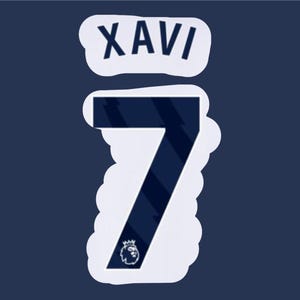 以下が含まれることがあります： ネイビーブルーのグラフィックで、数字「7」の上に「XAVI」という名前が書かれています。 数字は濃い青色で、白いアクセントと下部にプレミアリーグのロゴがあります。 デザインはネイビーブルーの背景に設定されています。