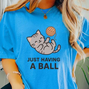 Schattige katten-T-shirt, kitten-T-shirt, speelbal-T-shirt, grappig kattenshirt, gewoon een bal-shirt, tekenfilmkat-T-shirt, kitty cadeau-shirt