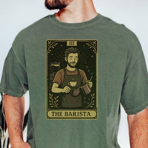 Le t-shirt de carte de tarot du barman, chemise amateur de café, t-shirt tarot expresso, cadeau unique pour les baristas, t-shirt art café, cadeau amateur de café