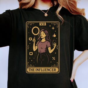 Maglietta con tarocchi per influencer, maglietta grafica per social media, maglietta con tarocchi estetica, design moderno dei tarocchi, maglietta alla moda, regalo per i social media