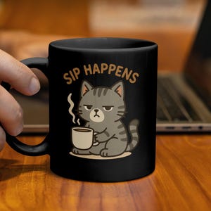 Taza de gato "Sip Happens", divertida taza de café con gato, taza de gato atigrado gris, taza de gato gruñón, regalo para amantes de los gatos, linda taza de gato, taza con juego de palabras con animales