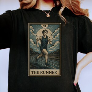 T-shirt de carte de tarot le coureur, chemise de motivation, t-shirt de style vintage, cadeau d'athlète, coureur de marathon, vêtements de fitness, t-shirt graphique unique