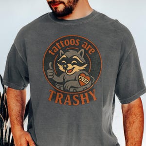 Camiseta de mapache con tatuajes, divertida camiseta de animal, camiseta de panda con tatuajes, linda camiseta de mapache de dibujos animados, camiseta para amantes de los tatuajes