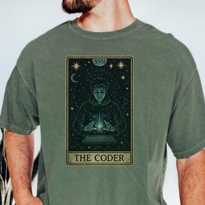 Camiseta con la carta del tarot del codificador, regalo para programador, divertida camiseta de codificación, camiseta para desarrollador, camiseta para técnico, idea de regalo para estudiantes de informática