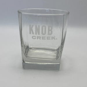 以下が含まれることがあります： 「KNOB CREEK.」の文字が薄いグレーのフォントで刻まれた、透明な四角いグラス。 グラスは厚く頑丈なベースで、スピリッツ用に設計されています。