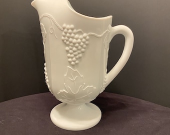 Indiana Glass Milk Glass Colony Harvest Grapes & Leaves Muster Krug mit Fuß