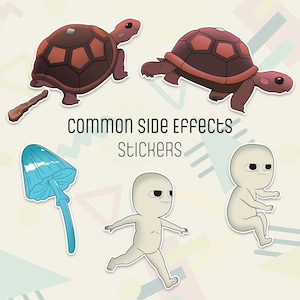 Può includere: Un set di quattro adesivi che raffigurano un fungo blu, una figura stilizzata che corre, una figura stilizzata seduta e due tartarughe. Il testo "common side effects stickers" è stampato sull'immagine.