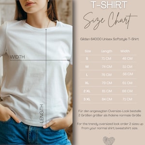 Op de afbeelding: Een wit t-shirt maattabel voor Gildan 64000 Unisex Softstyle T-Shirt. De tabel toont de maat, lengte en breedte in centimeters. De tekst "Voor de trendy oversized look bestel 2 maten groter dan je normale shirt/sweatshirt maat." is ook inbegrepen.